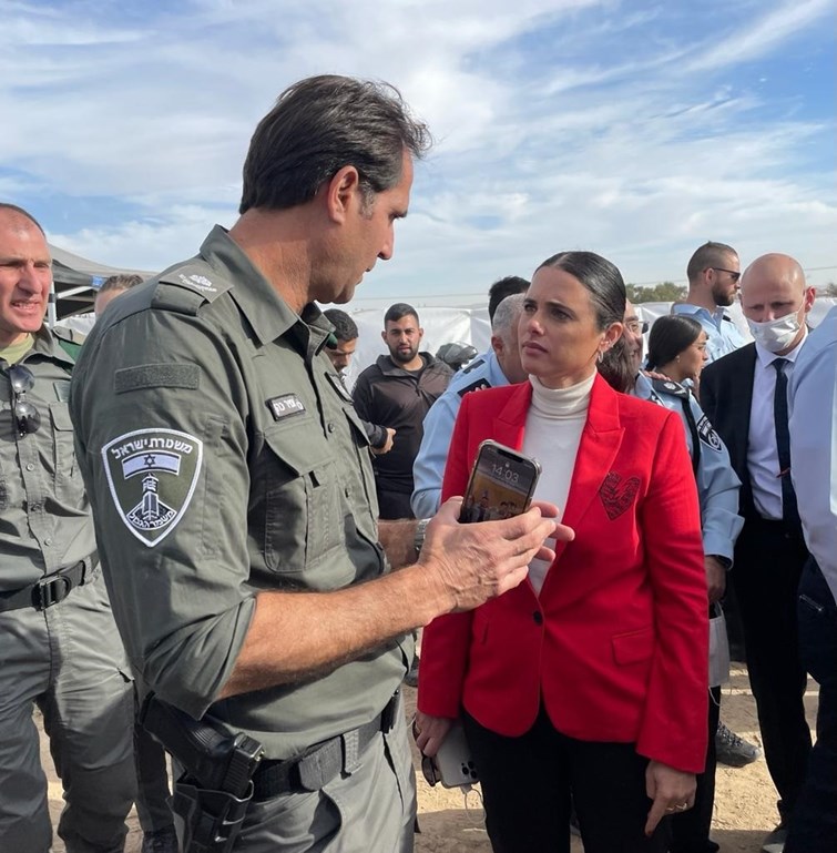 שקד בסיור עם מפקד מג"ב בסיור בנגב