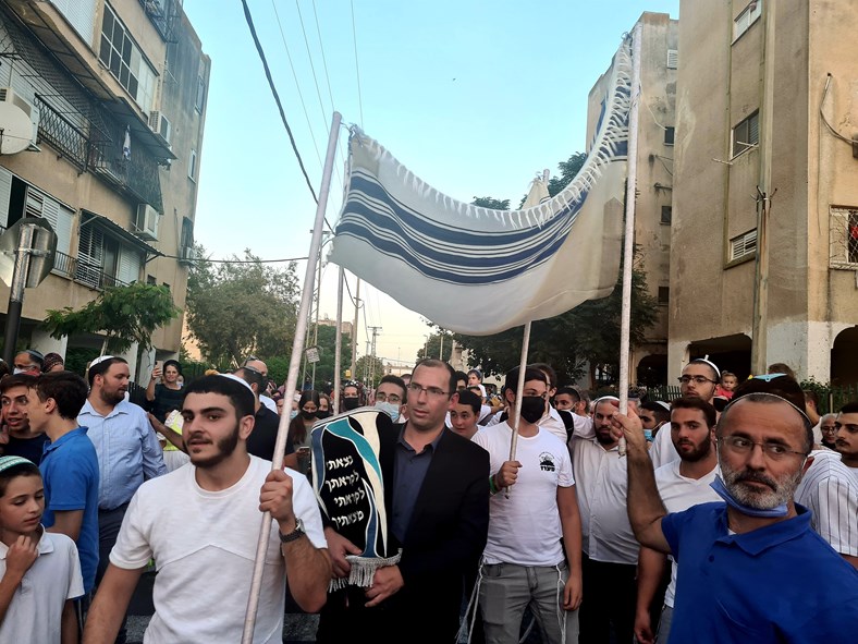 צילום: דוברות רוטמן בהכנסת ספר תורה בלוד