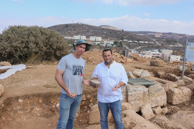 הארכיאולוג דביר רביב (משמאל) באתר החפירה עם ראש מועצת שומרון יוסי דגן