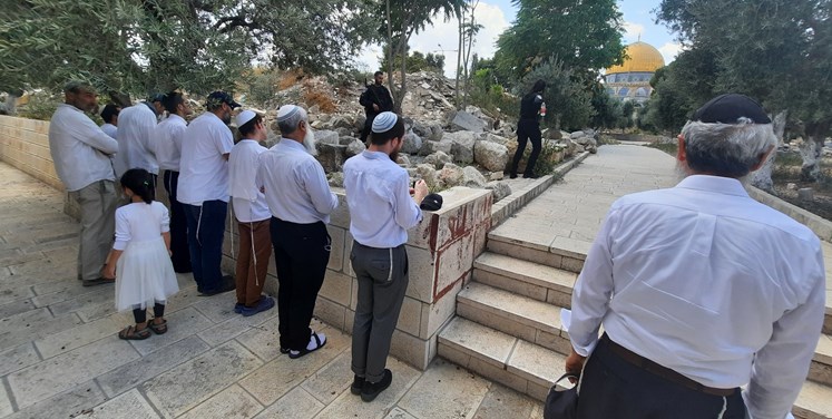 בר לב מסייע לפלסטינים. מתפללים בהר הבית