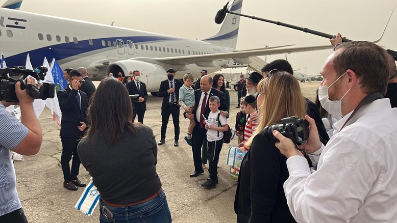 צילום: דוברות אל על העולים שהתקבלו ע"י רה"מ בנט והשרים