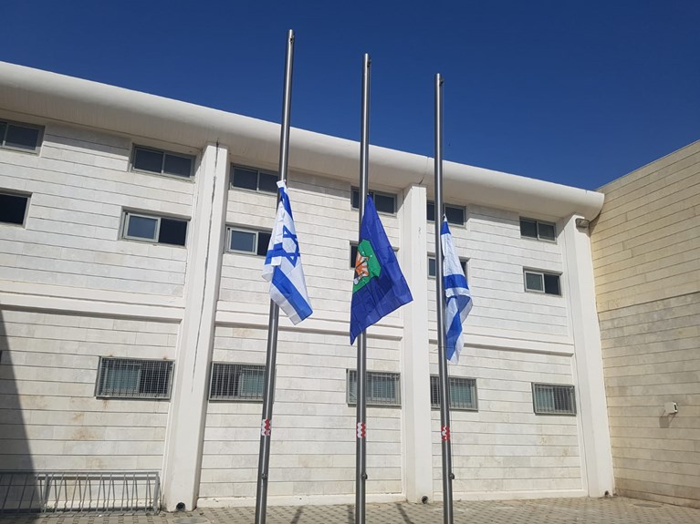 צילום: דוברות עיריית רמת גן הדגלים הורדו לחצי התורן. עיריית רמת גן