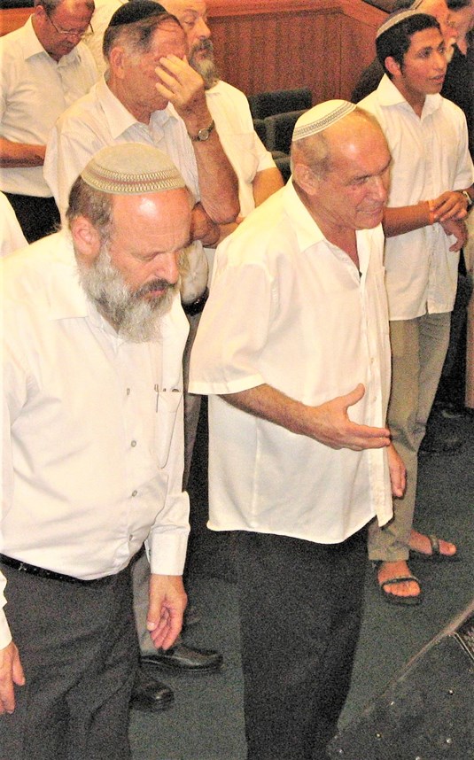 פורת ז"ל בשנתו האחרונה, בתפילה עם חברו הרב אלישיב קנוהל