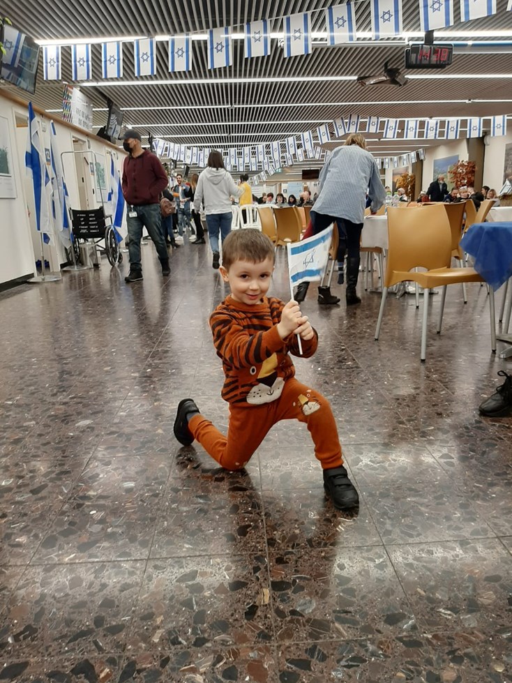 צילום: לירון כהן פור, באדיבות משרד העלייה דן בן ה-3 מילדי העולים מאוקראינה בנתב"ג
