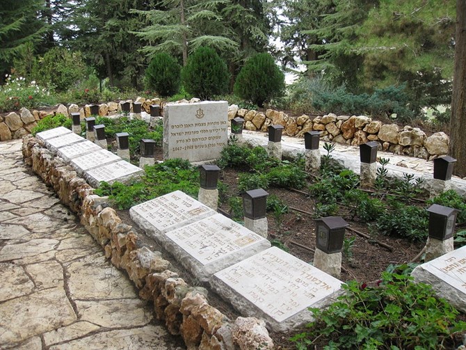 קברים ריקים ועליהם מצבות זיכרון לזכר החללים הנעדרים
