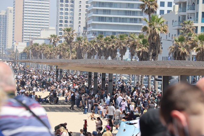 צילום: שרה מי מרום המונים באו לצפות במטס