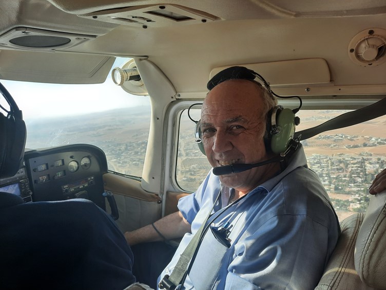עורך 'מצב הרוח', חגי הוברמן, בטיסה מעל מקבצי הבניה הבדואית בנגב