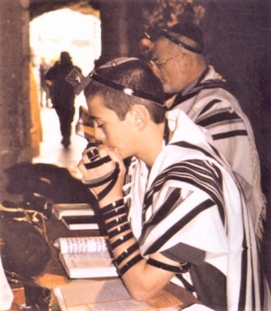 צילום: באדיבות המשפחה נפתלי הי"ד בתפילה עם אביו