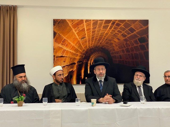 הרבנים לאו וישר בכנס ראשי הדתות בעכו