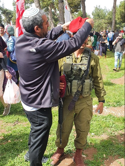 צילום: טליה אלון יניב מניח את הכומתה האדומה שלו על ראש בנו אוריאל