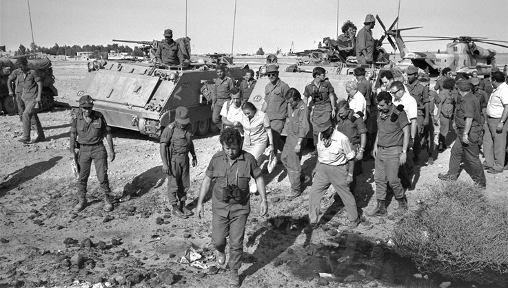 צילום: ציון יהודה, לע"מ רה"מ גולדה מאיר מבקרת חיילים ממערב לתעלה במלחמת יום הכיפורים