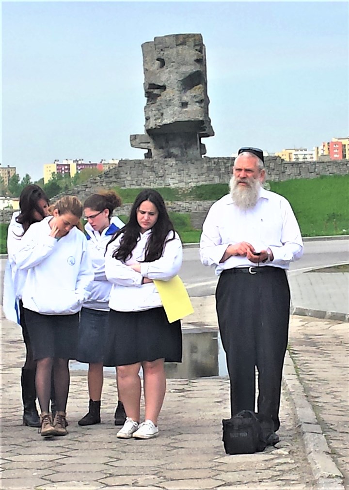 צילום: יעל הוברמן הרב אריה הנדלר בהדרכה במאיידנק