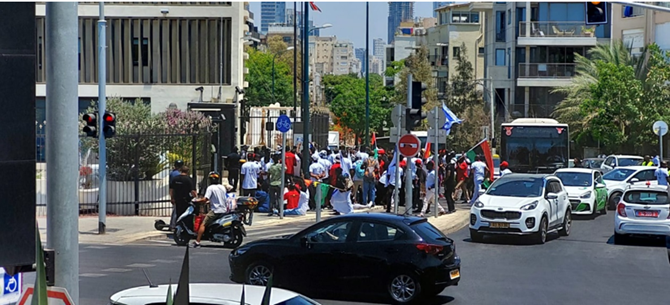 הפגנה מול שגרירות בריטניה בתל אביב למען שיחרורו של קאנו