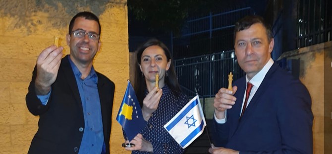 צילום: דוברות שחמט לכל אינס דמירי שגרירת קוסובו בישראל, דן אוריין שגריר ישראל במקדוניה וליאור איזנברג מנהל מועדון "שחמט לכל"
