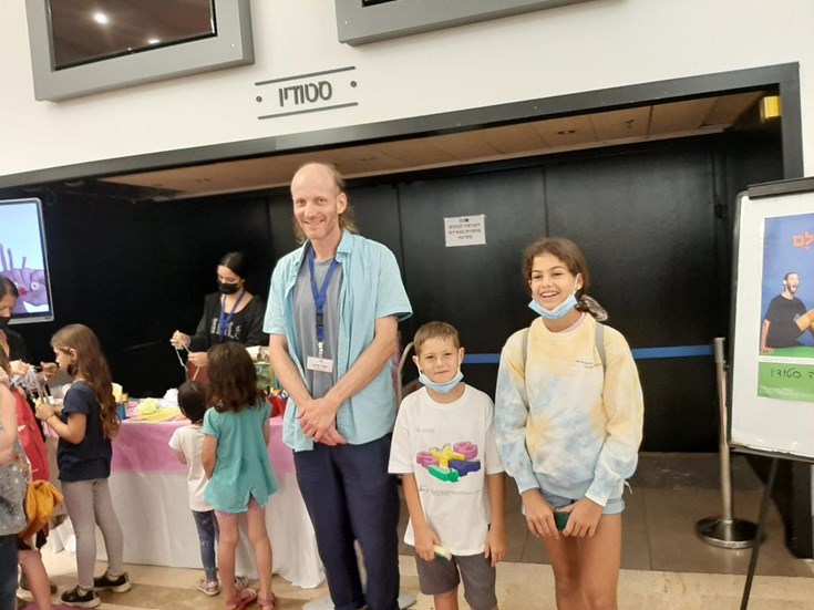 צילום: שרית יוכפז מנהל התיאטרון (משמאל)