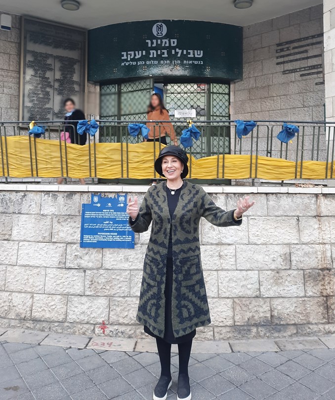 בכניסה לסמינר 'שבילי בית יעקב'