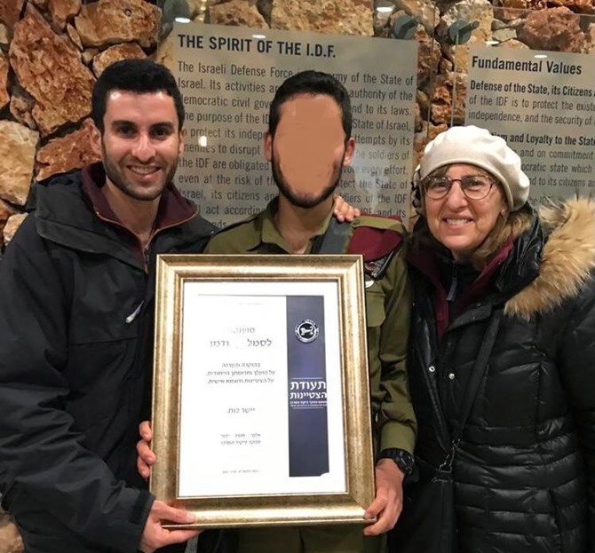 צילום: באדיבות המשפחה האח ד' מקבל את תעודת ההצטיינות