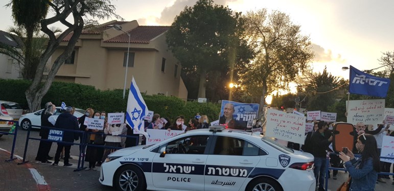 הפגנה סמוך לביתו של רה"מ ברעננה