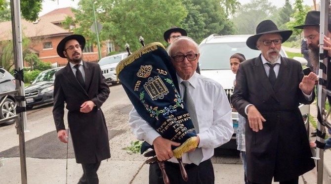 אריה (לאון) אוליוקוביץ' ז"ל בהכנסת ספר התורה בשיקגו