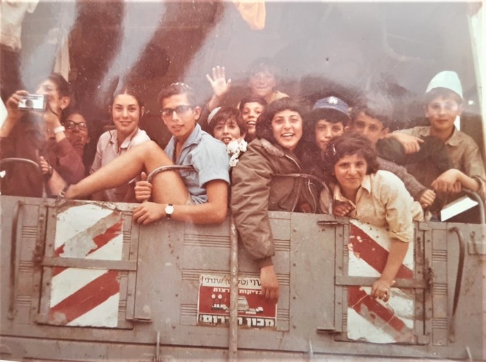 צילום: באדיבות המשפחה רחל (במרכז בדובון ירוק) בטיול עם הסניף