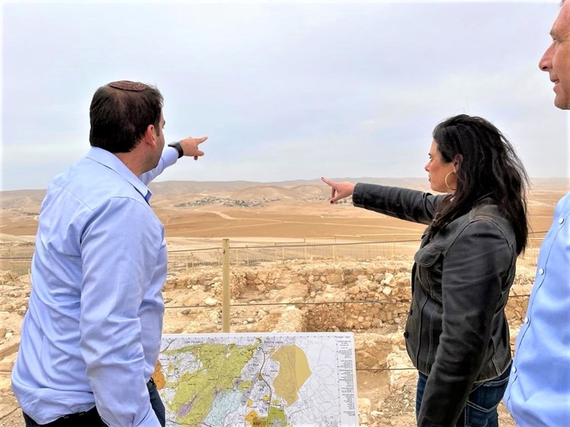 צילום: דוברות שקד בתל ערד, עם ישי מרלינג - ראש החטיבה להתיישבות