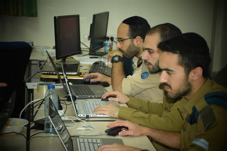 צילום: ישראל מוזס חיילי הישיבה בהאקתון