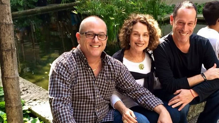 ננסי לוין עם הבנים ג'יי (מימין) ופרנק