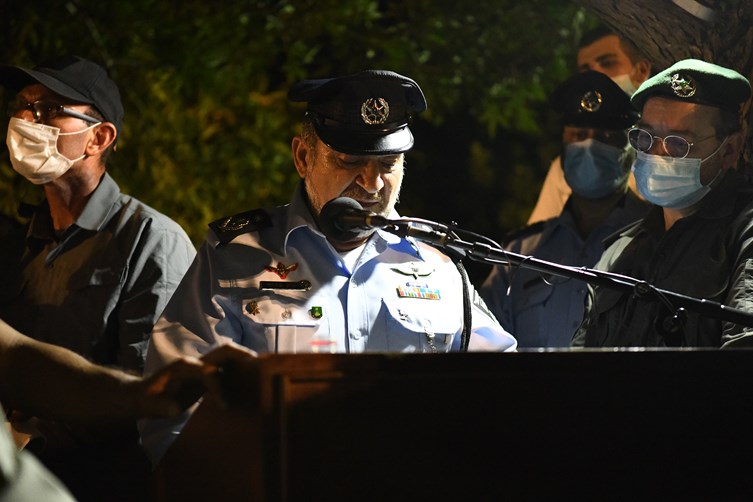 צילום: דוברות המשטרה המפכ"ל קובי שבתאי בלווית בראל שמואלי הי"ד