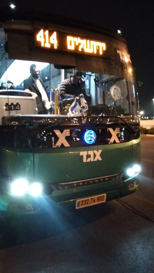 צילום: שלמה שפירא האוטובוס שניזוק מאבנים