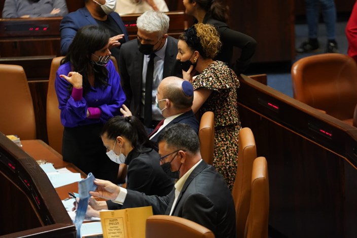 צילום: דוברות הכנסת - דני שם טוב חברי הקואליציה בזמן הדיון על החוק