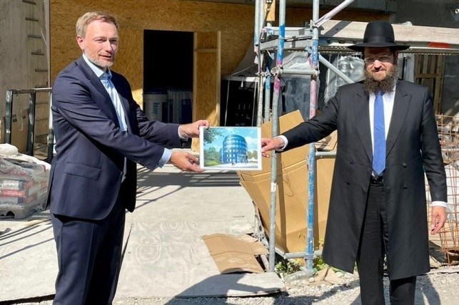 כריסטיאן לינדנר (מימין) עם הרב טייכטל באתר הבניה של המתחם היהודי