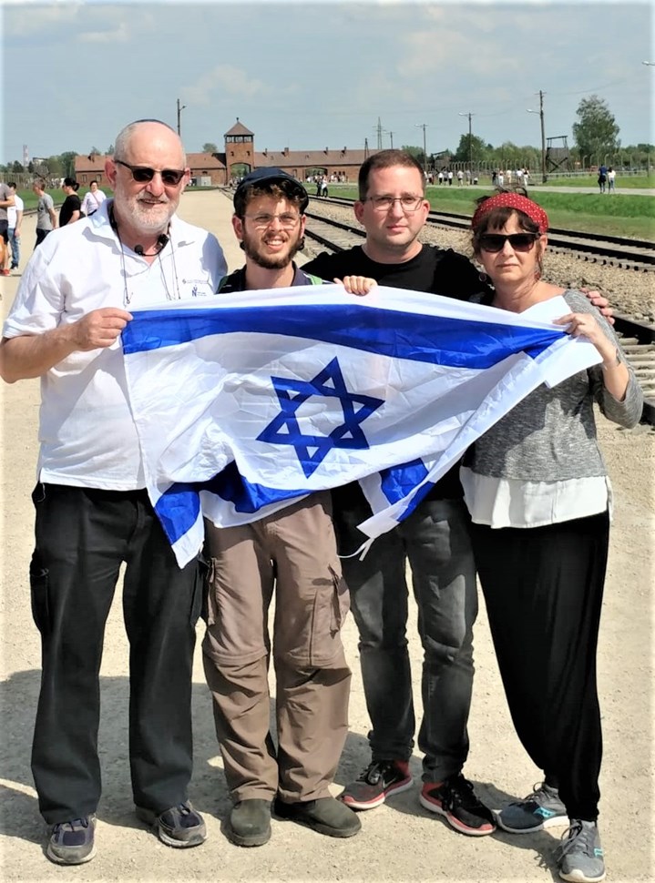 צילום: באדיבות אבי רט אבי רט בהדרכה באושוויץ