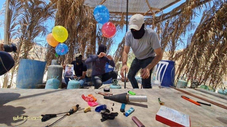 פלסטינים מכינים בלוני תבערה