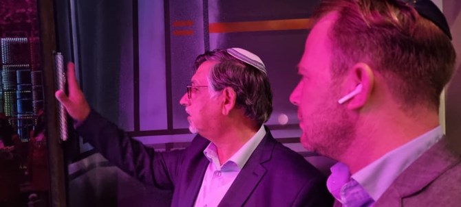 צילום: יח"צ שלום קדוש, מיזמי הפרויקט, קובע מזוזה בפתיחת המג'יק