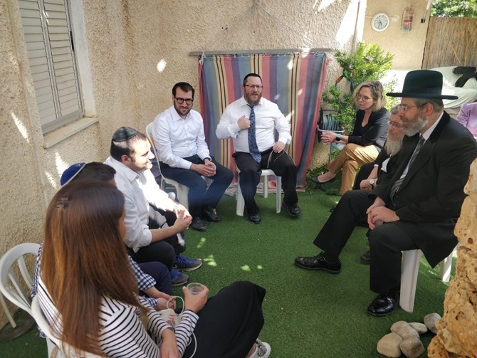 צילום: משה כהן, נוף אילון הרב הראשי לישראל הרב דוד לאו מנחם את בני משפחת מוריס מארצות הברית בישיבת שעלבים