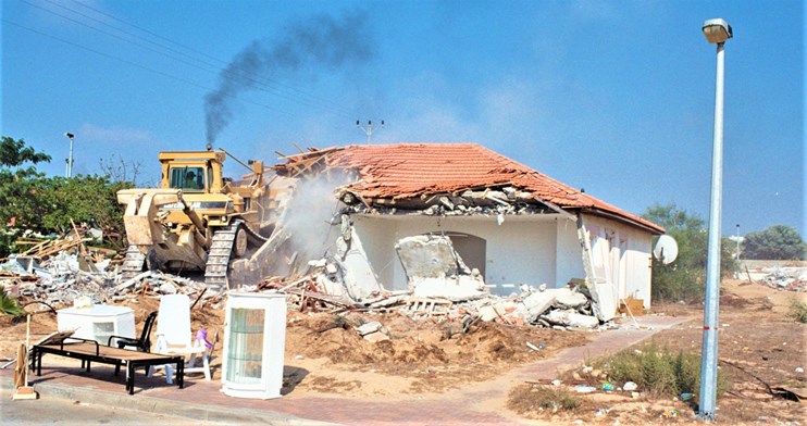 צילום: חגי הוברמן לפני 16 שנה דחפור הורס בית מגורים בנוה דקלים אחרי העקירה