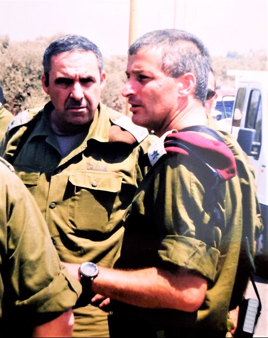 צילום: חגי הוברמן הראל כנפו כמפקד חטיבה בשומרון, עם אלוף הפיקוד משה קפלינסקי