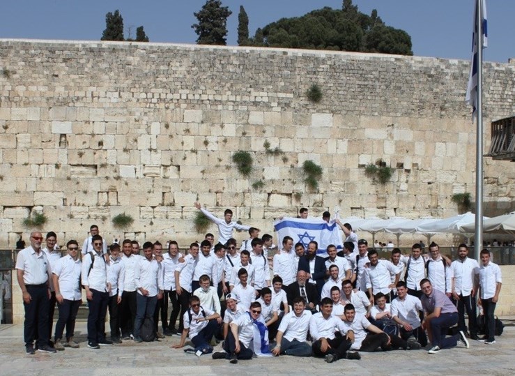 התלמידים וצוות הישיבה בכותל