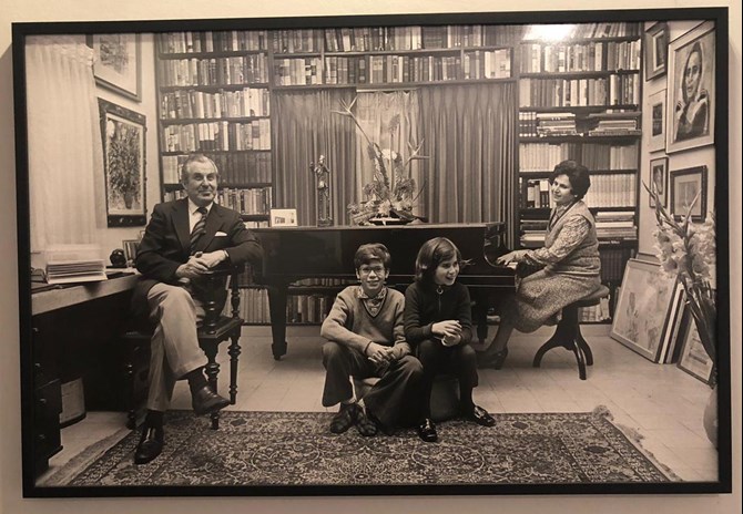 הנשיא יצחק הרצוג עם הוריו ואחותו במשכן הנשיא