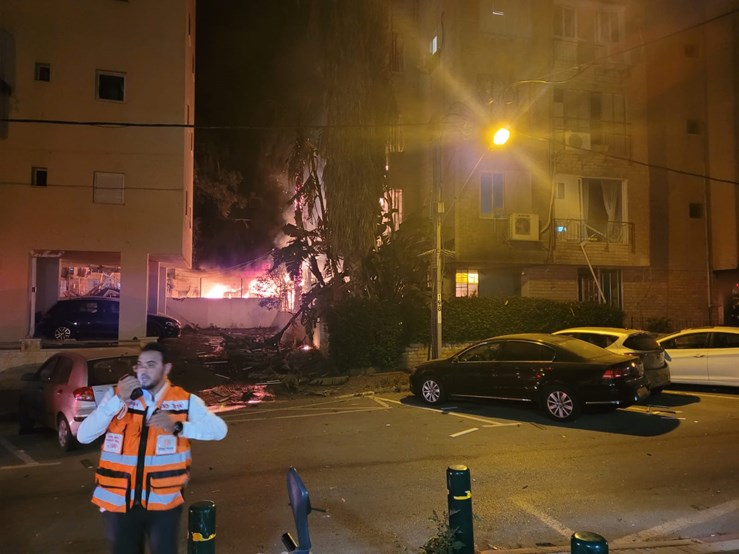 צילום: דוברות איחוד הצלה זירת נפילת הרקטה בפתח תקווה, הלילה