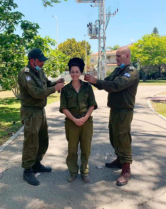 בטקס קבלת דרגת סרן בידי מפקדיה רפי יוסף וליאור טמיר