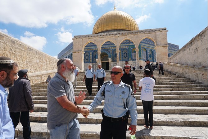 צילום: דוברות דובר "מטה ארגוני המקדש" אסף פריד עם מפקד המחוז ניצב דורון תורג'מן