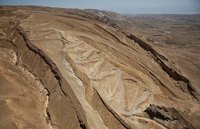 צילום: אילן ארד באדיבות ויקימדיה תצלום אוויר של מתווה הדרך התלול והמפותל שהאט את האוטובוס