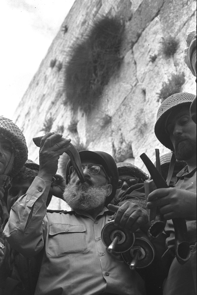 צילום: רובינגר דוד. לע"מ הרב גורן לאחר שחרור הכותל