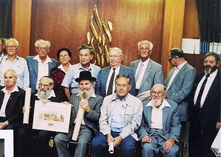 מפגש בוגרי המחזור הראשון, עם הרבנים נריה וצוקרמן זצ"ל. מיכאל ראשון משמאל