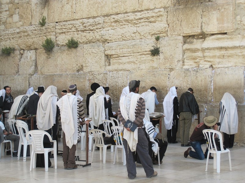 "התנשאות מוסרית מכוונת", אילוסטרציה