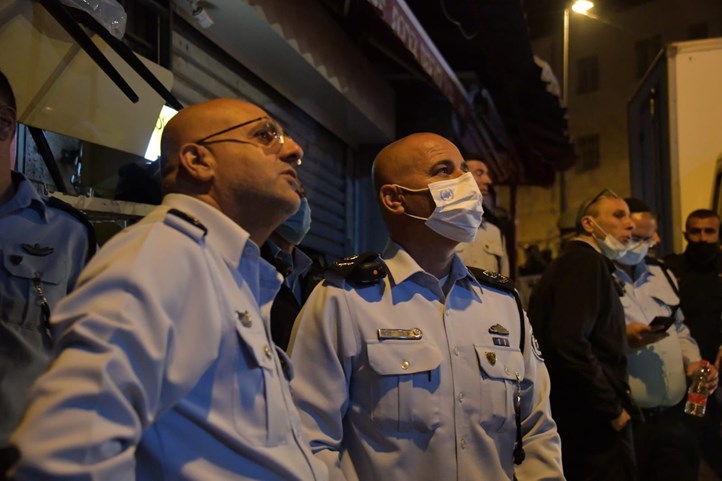 ניצב דורון תורג'מן בסמוך לסוכה