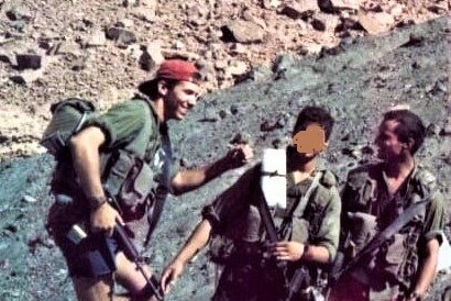 צילום: אלבום צוות גיורא נפתלי בנט (מימין) ומתן כהנא (משמאל) עם עמנואל מורנו הי"ד (במרכז