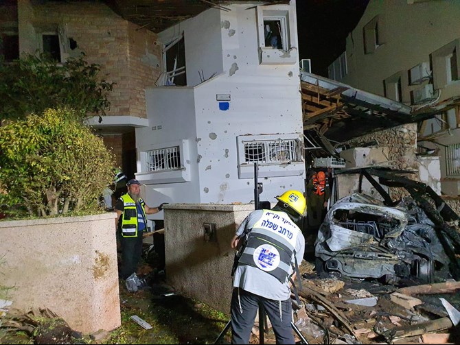 צילום: דוברות זק"א הבית שנפגע מרקטה בחולון