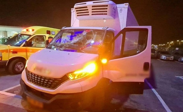 צילום: תיעוד מבצעי מד"א רכב שנפגע מאבנים באזור און אל פאחם